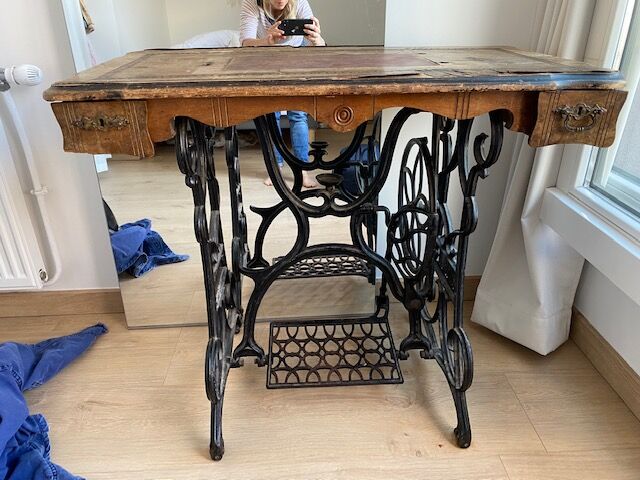 Courthiade period sewing machine