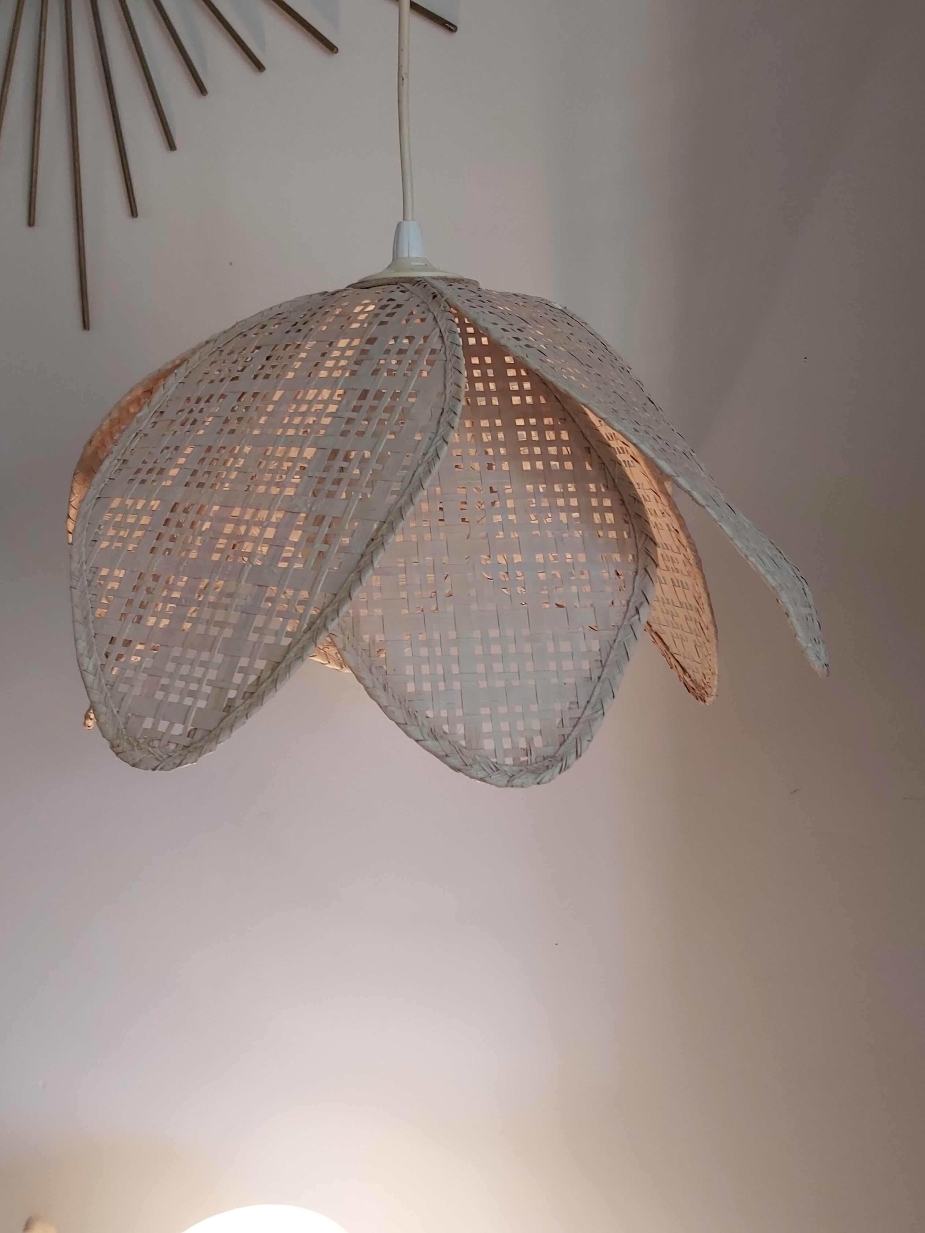 Vintage straw flower suspension