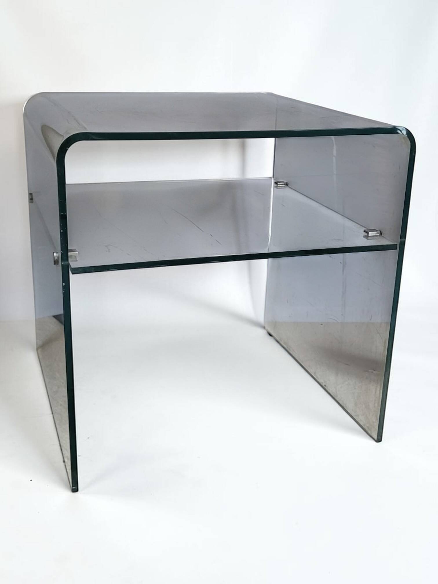 Table de chevet / bout de canapé en plexiglas (lucite) 1970's
