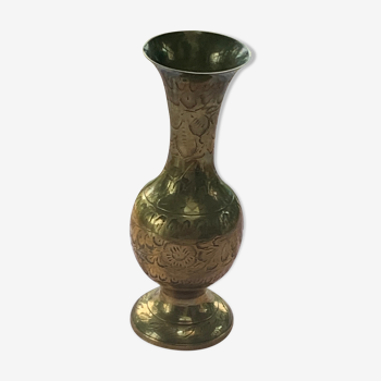 Vase en laiton doré ciselé motif floral