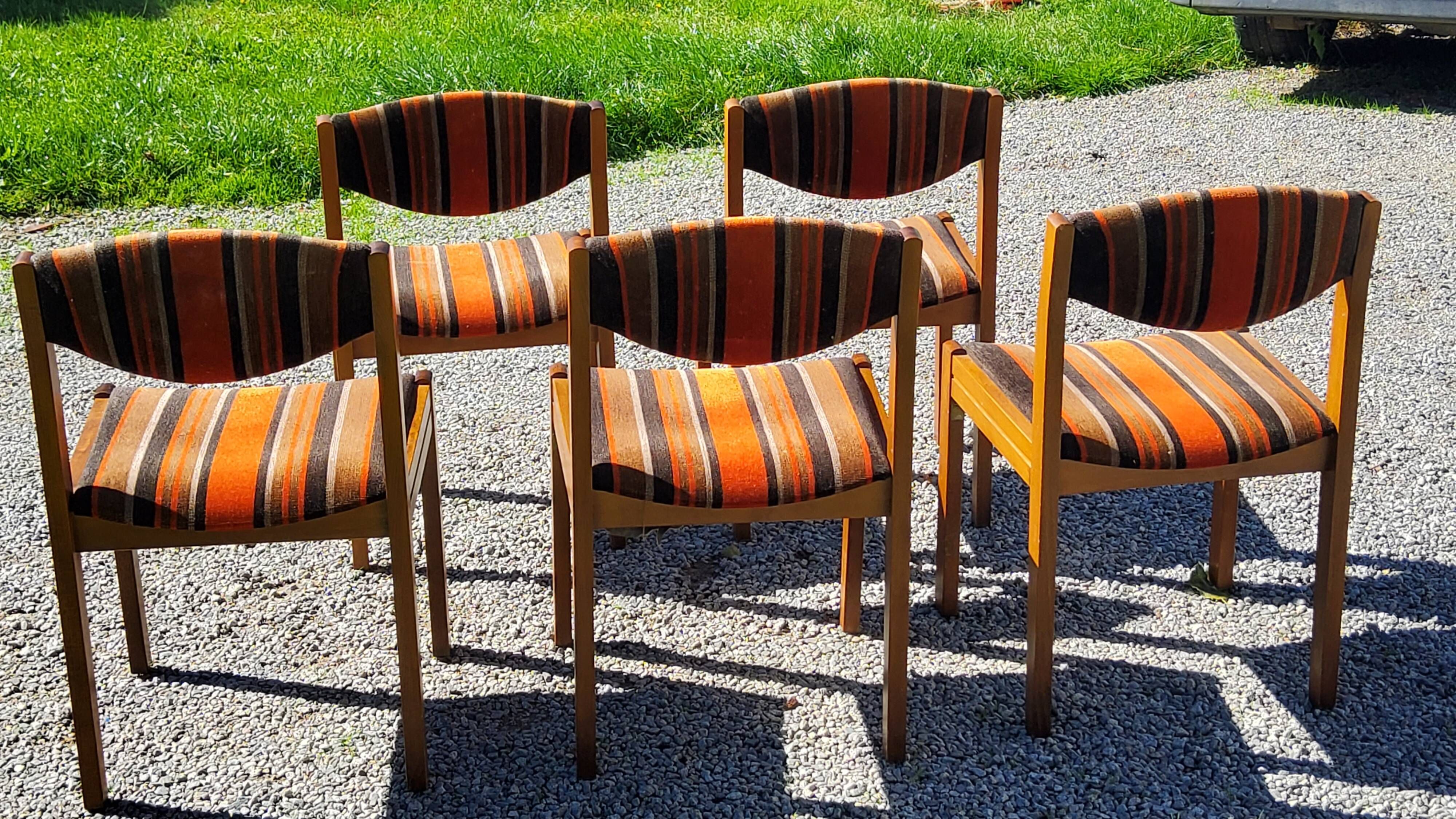 Set of 5 70s designer chairs in beech and orange and brown velvet Self éditeur