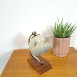 Lampe de table avec base en bois et abat-jour en verre avec des détails bleus vintage