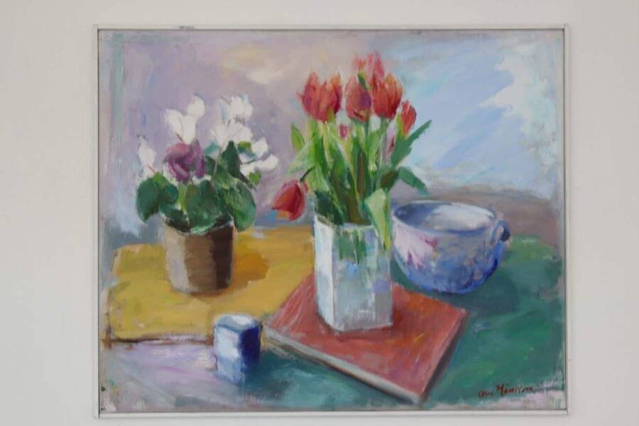 Huile sur toile suédoise d'époque mi-siècle – « Nature morte avec des tulipes » par Ove Månsson – vintage et encadrée – 51 × 62 cm (20,1" × 24,4")