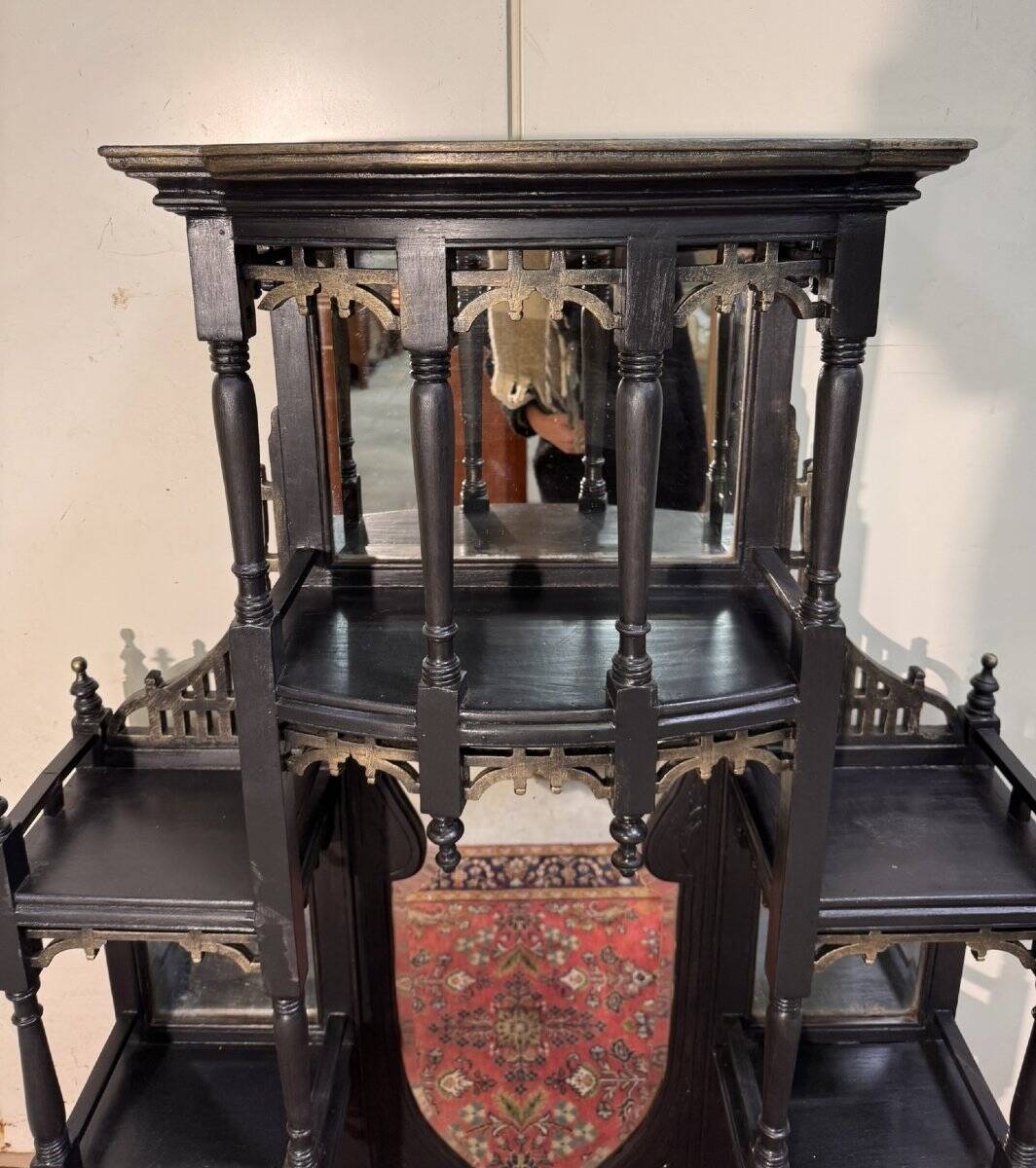 Important lacquered wooden shelf or bookcase.