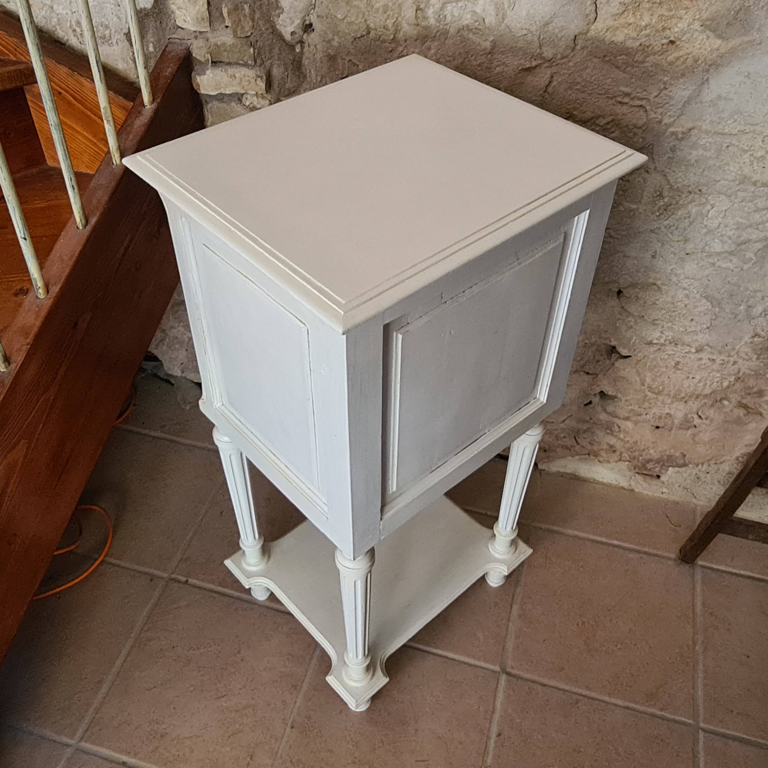 Bedside table early 1900, fluted feet
