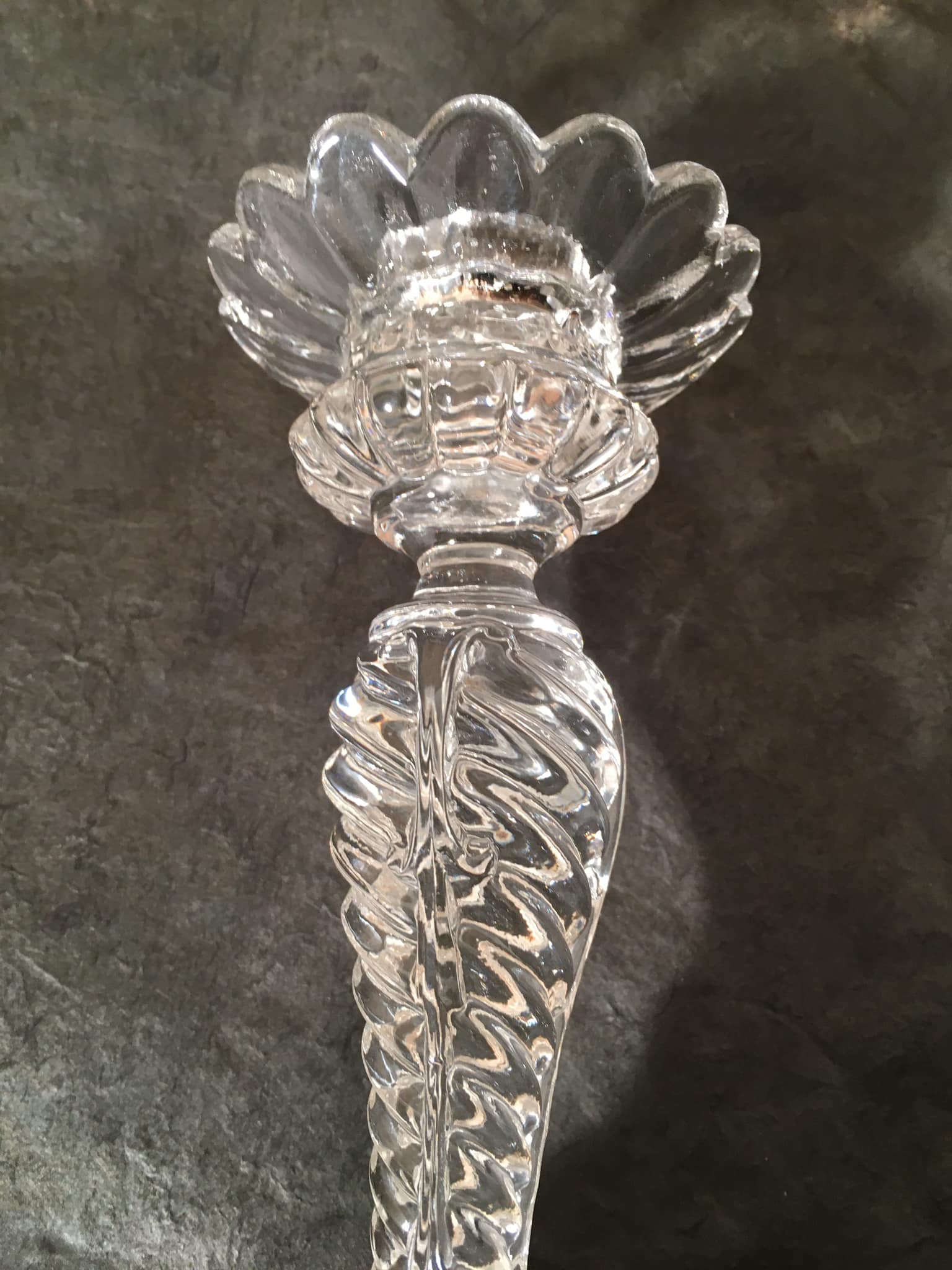 Duo de bougeoirs en verre finement travaillés