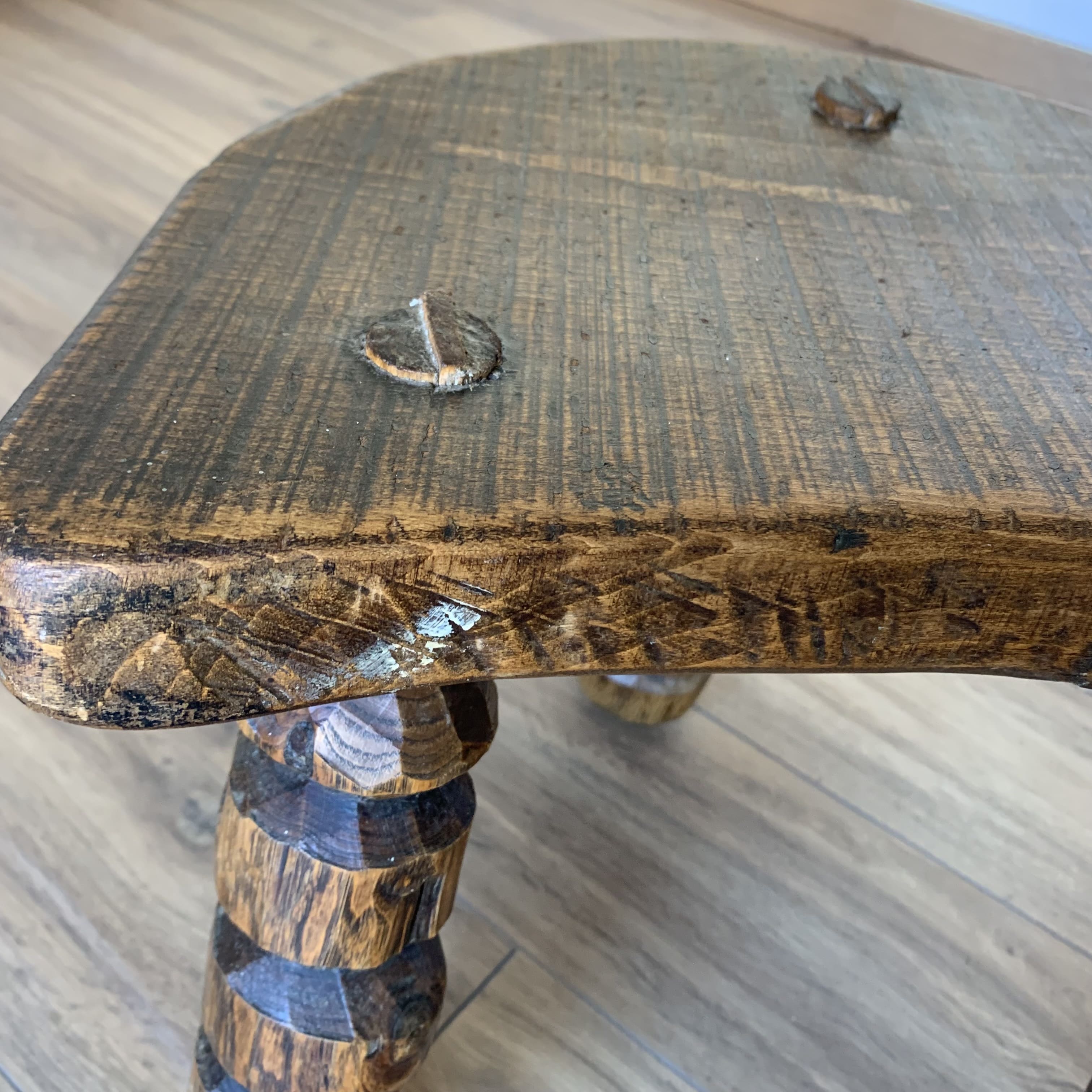 Tabouret tripode pieds taillés