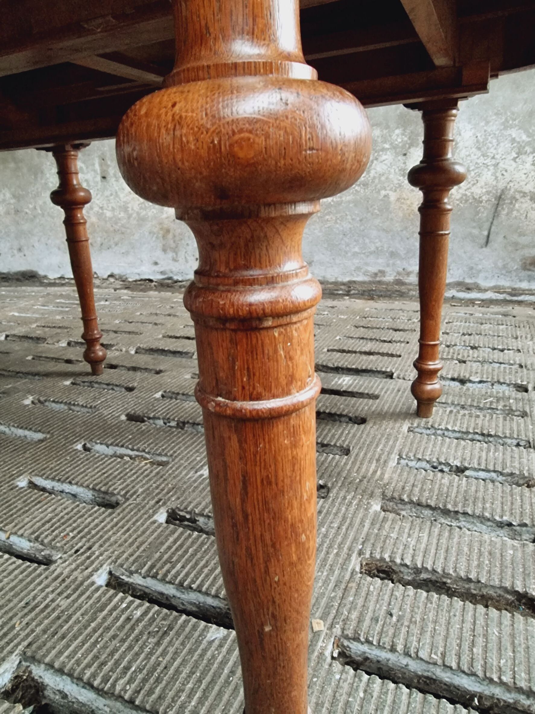 Antique extendable diningtable