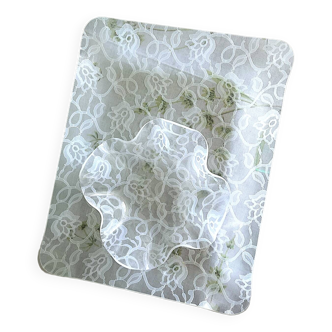 Plateau et bol ondulé en acrylique transparent incrusté de dentelle blanche. Années 90.