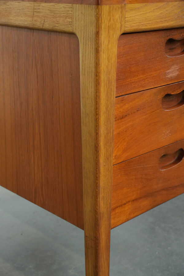 Bureau vintage de design allemand, conçu par Hartmut Lohmeyer pour Wilkhahn, avec 6 tiroirs.