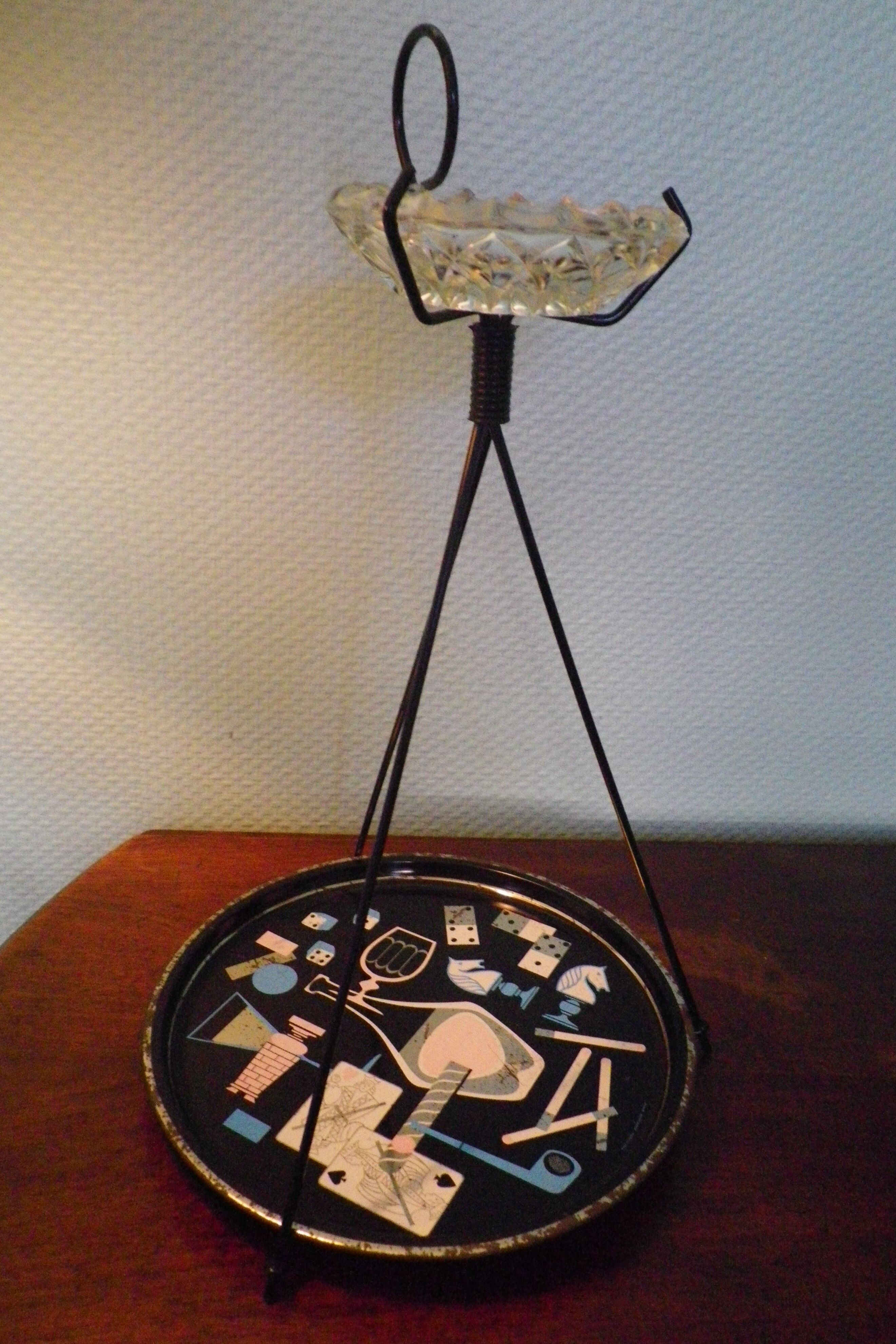 Cendrier sur pied tripode avec plateau vintage et cendrier en cristal