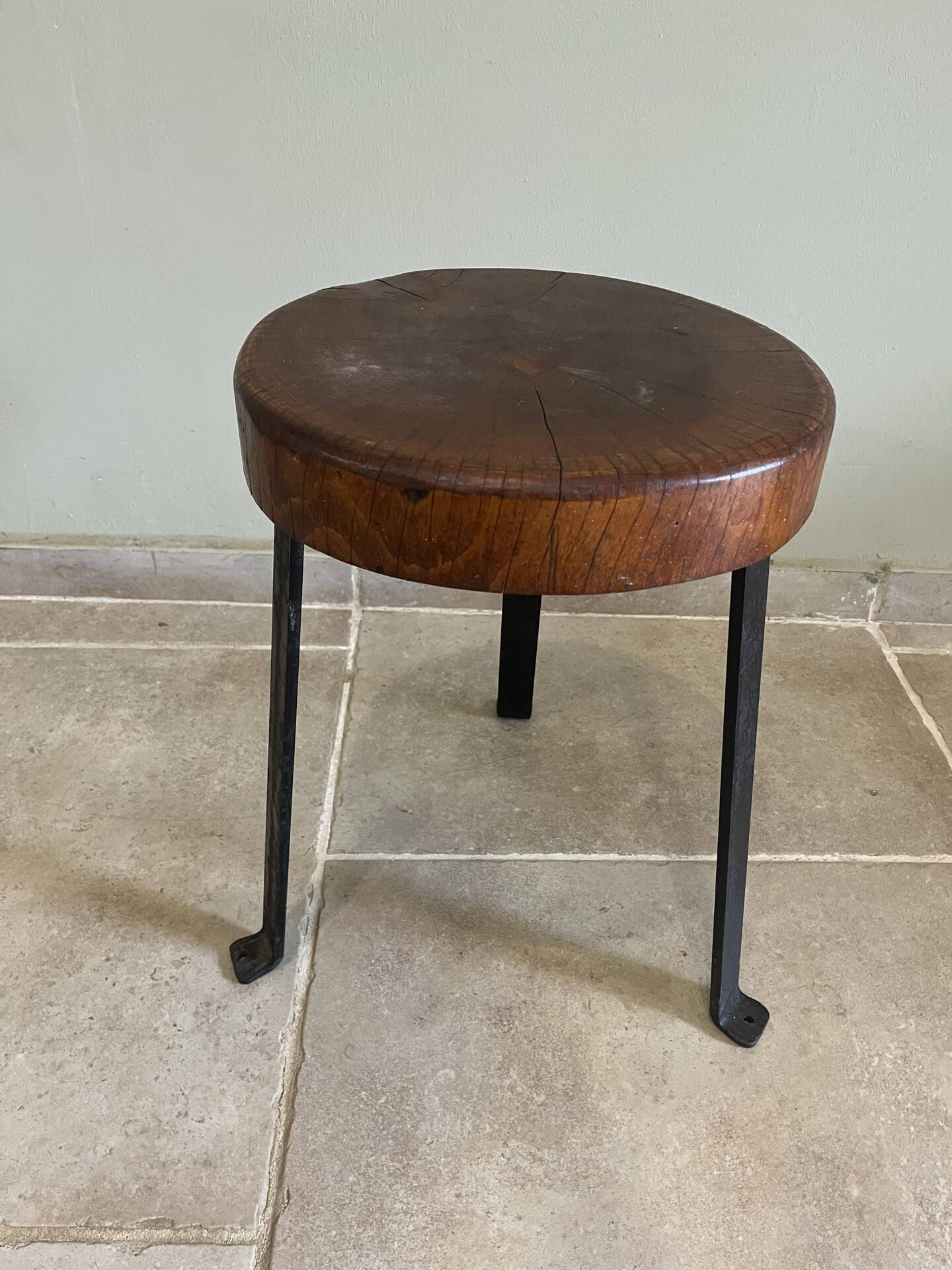 Tabouret tripode brutaliste