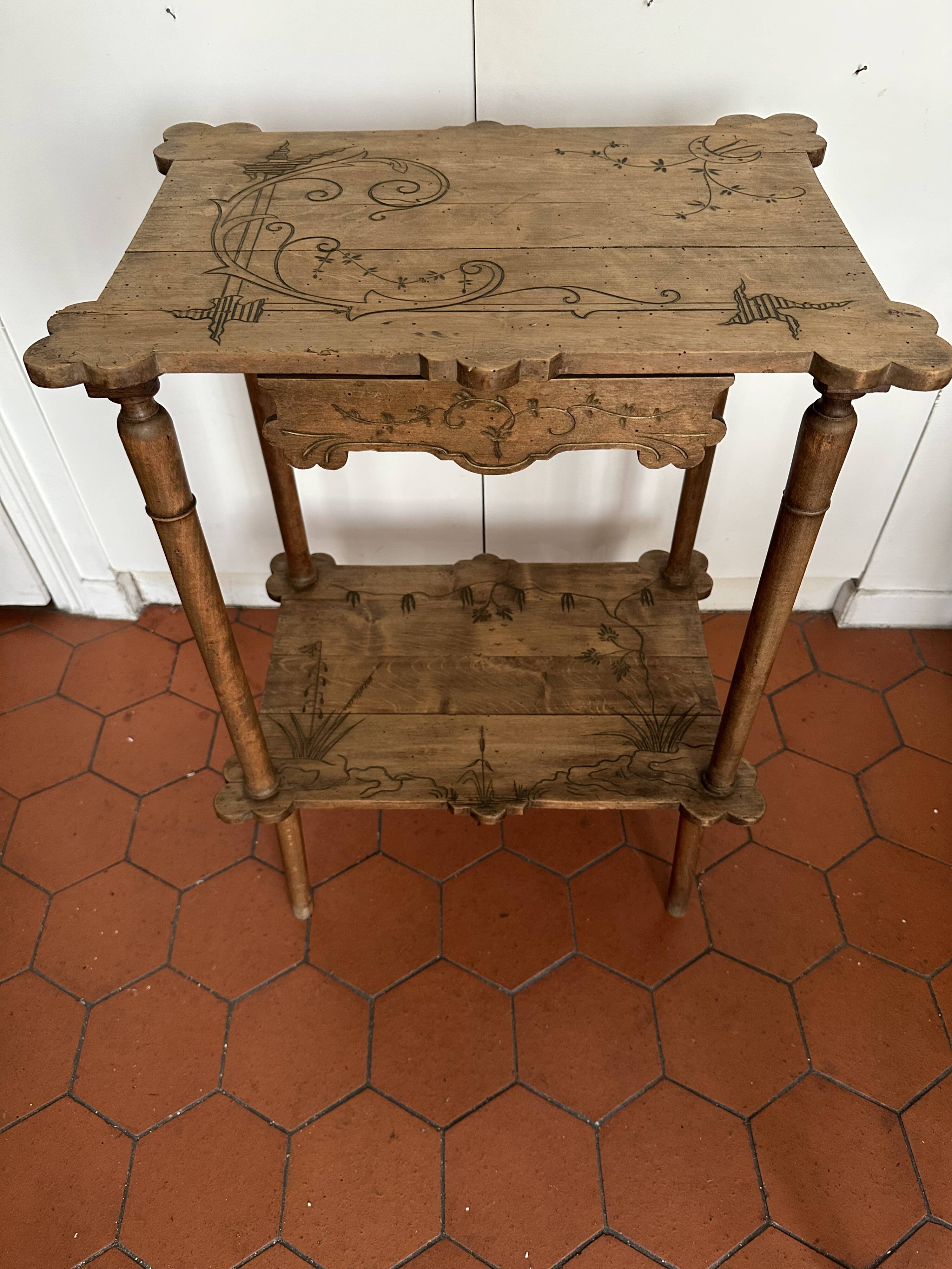 Table d’appoint Art nouveau en bois gravé avec tiroir, vers 1900