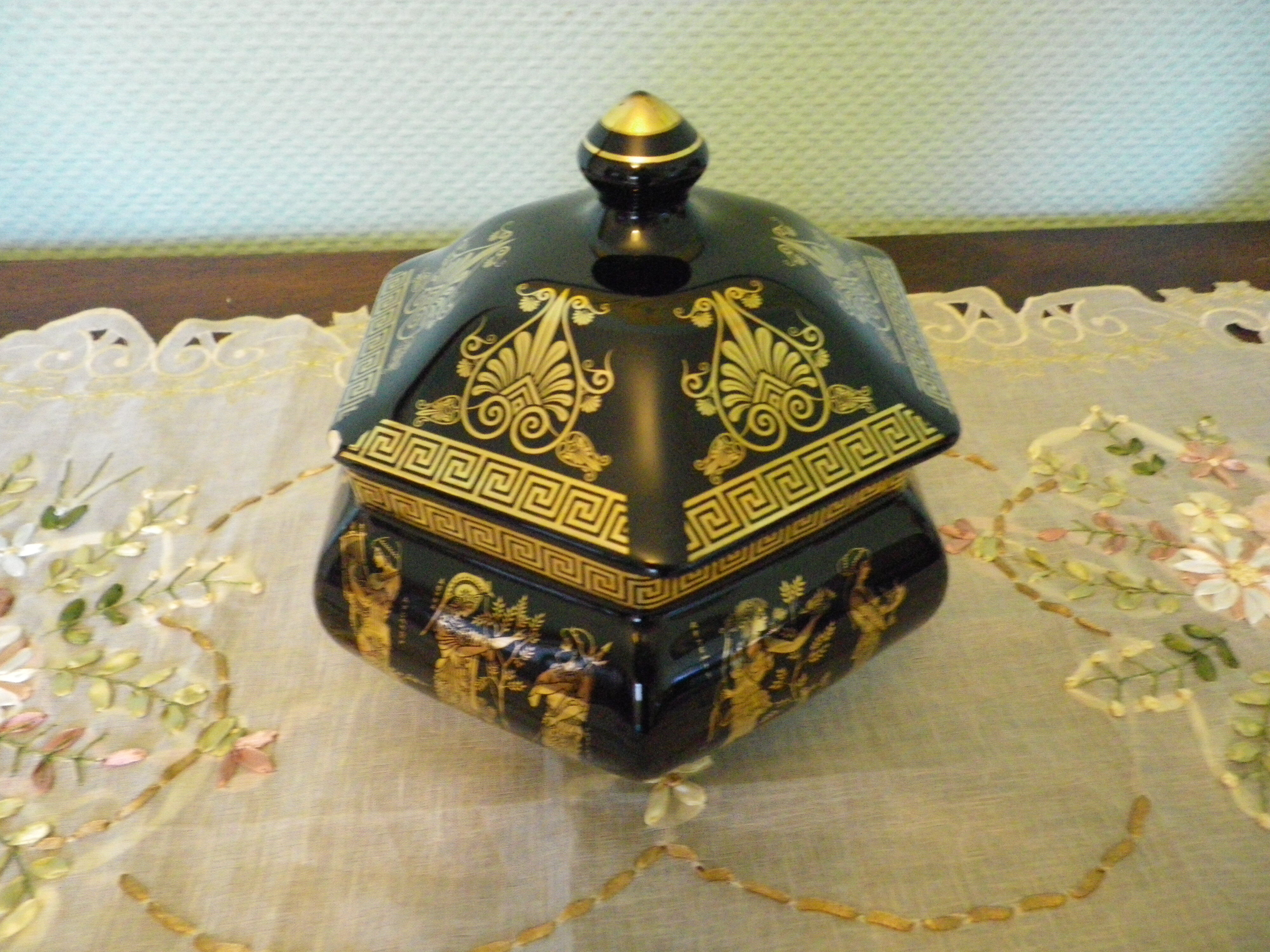 Porcelain candy maker hand-decorated with 24 carat gold Greece 70