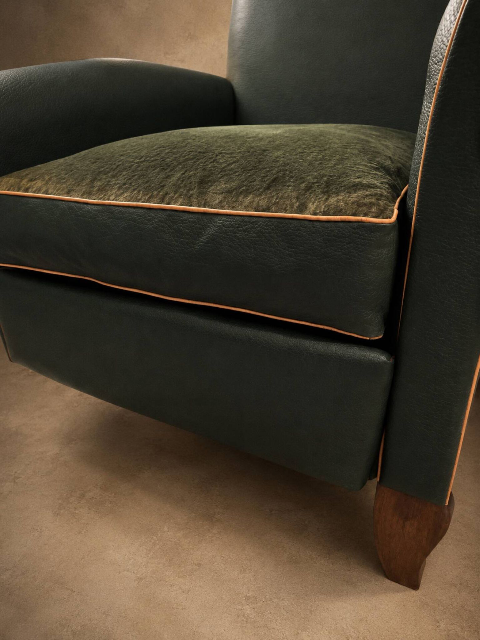 Fauteuil club en simili-cuir et noyer