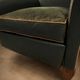 Fauteuil club en simili-cuir et noyer