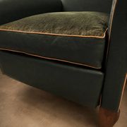 Fauteuil club en simili-cuir et noyer