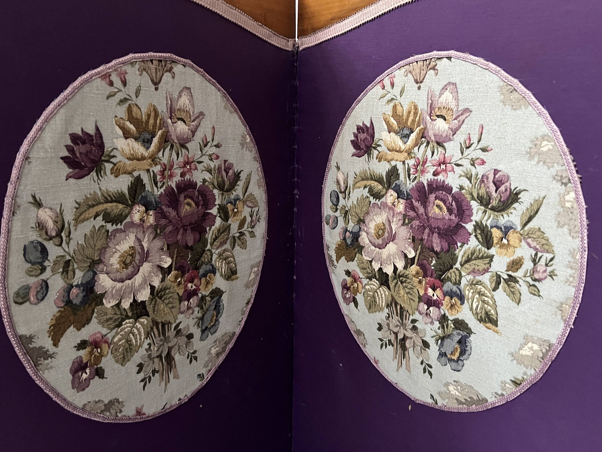 Four-panel screen decorated with an oval tapestry from the 20th century.