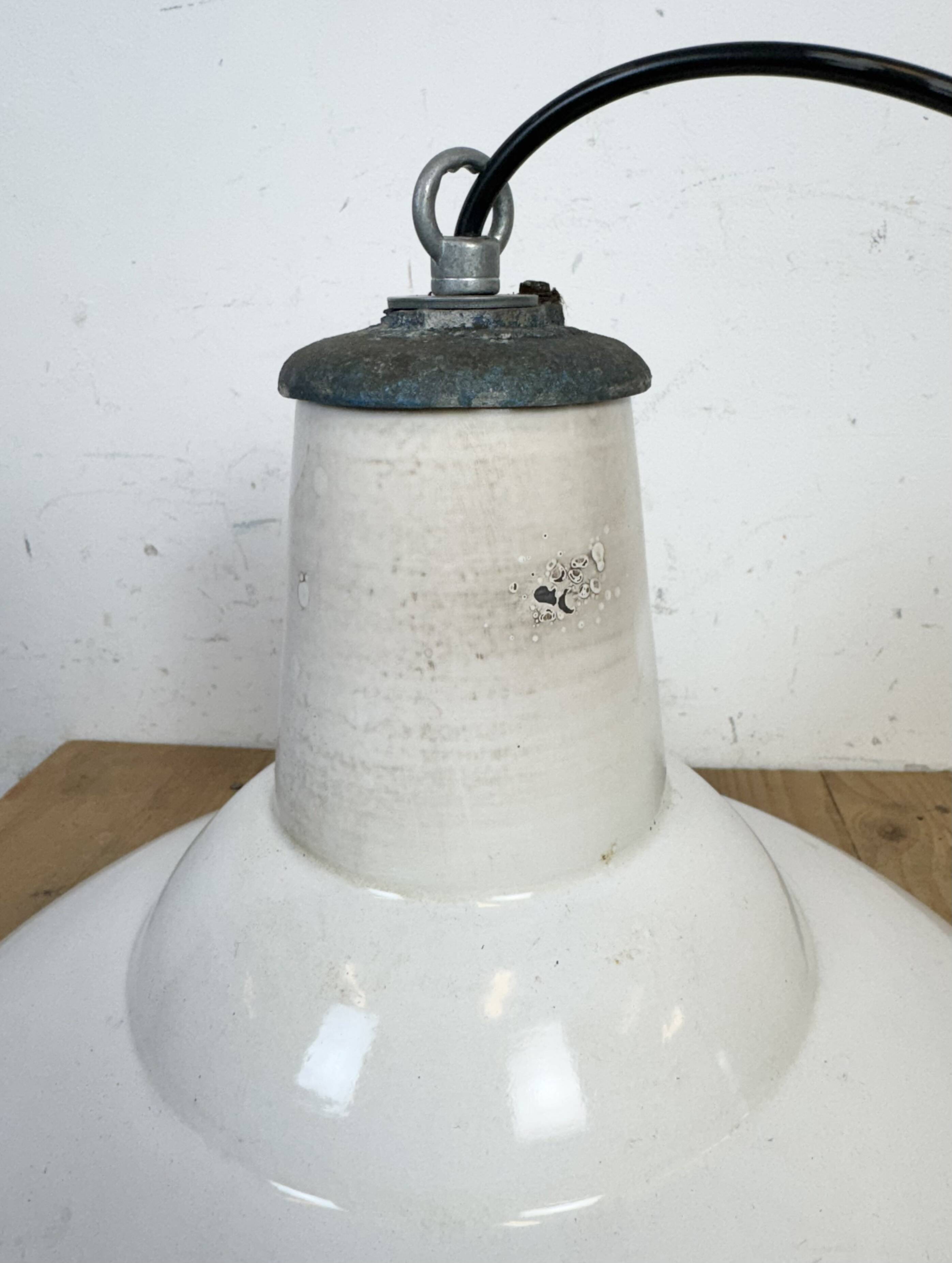 Lampe suspendue en émail blanc britannique industriel de Benjamin, années 1960.