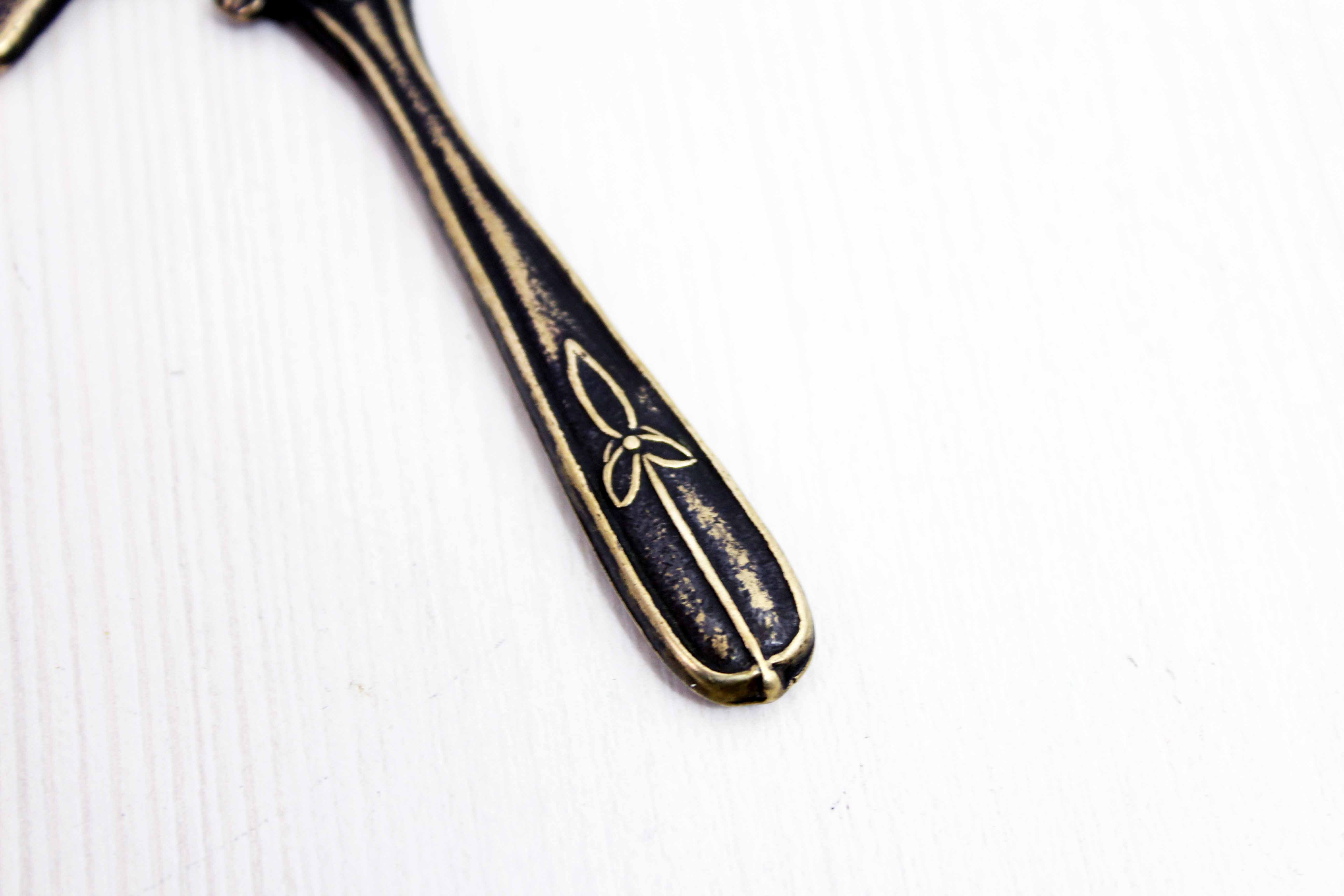 Art Deco hand mirror in bronze 8x17cm