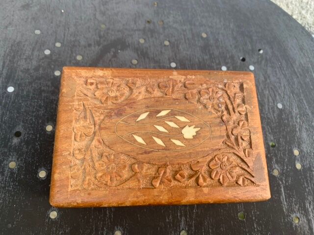 Jewelry box or card box in chiseled wood and vintage mother-of-pearl