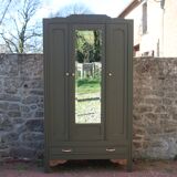 Art Deco wardrobe with three doors – Kaki Barda (Liberon)