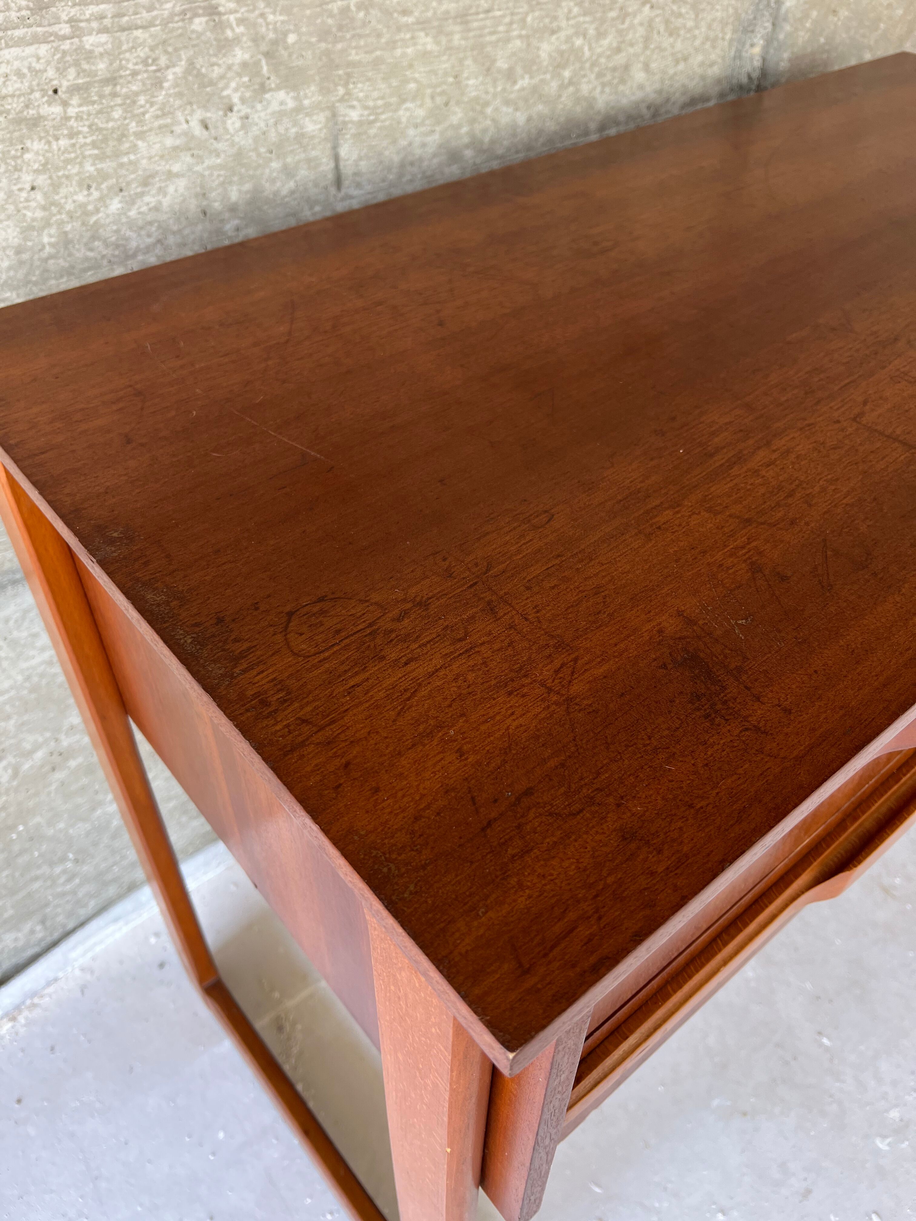 Scandinavian office of the 60s with sleigh feet