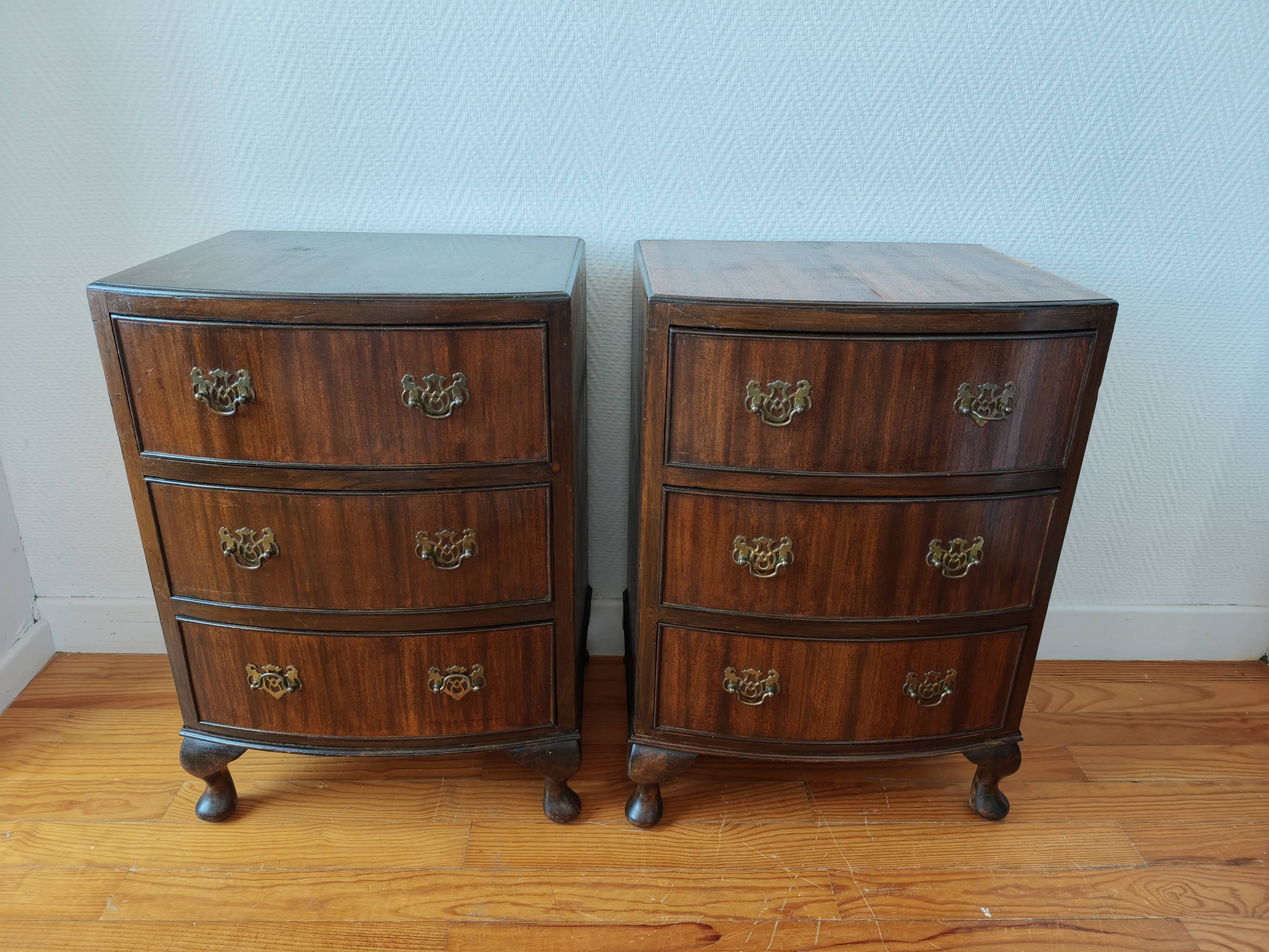 Paire de petites commodes anglaises style Queen Anne – années 1950