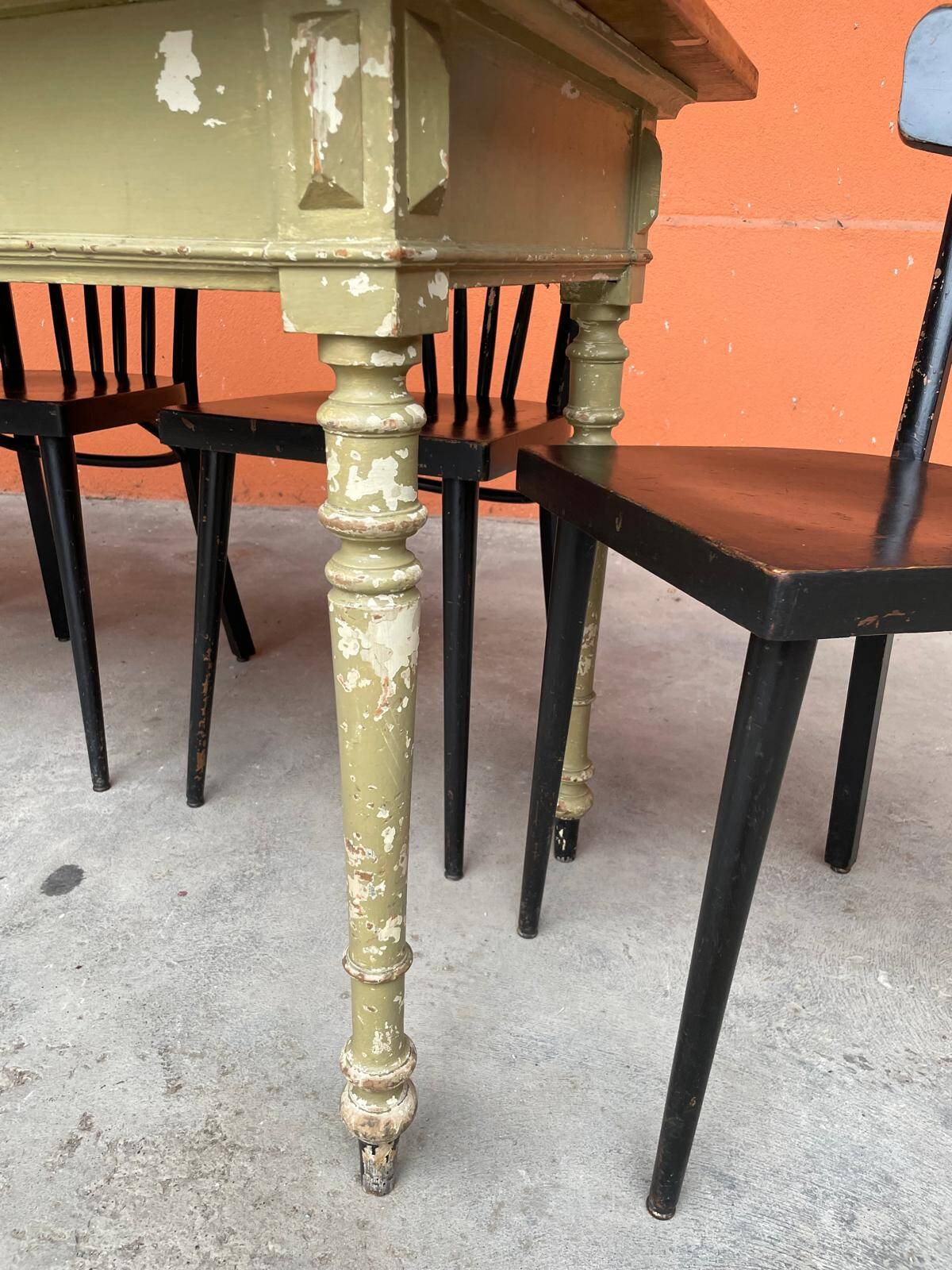 Grande table de café bistrot en bois patiné