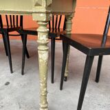 Grande table de café bistrot en bois patiné