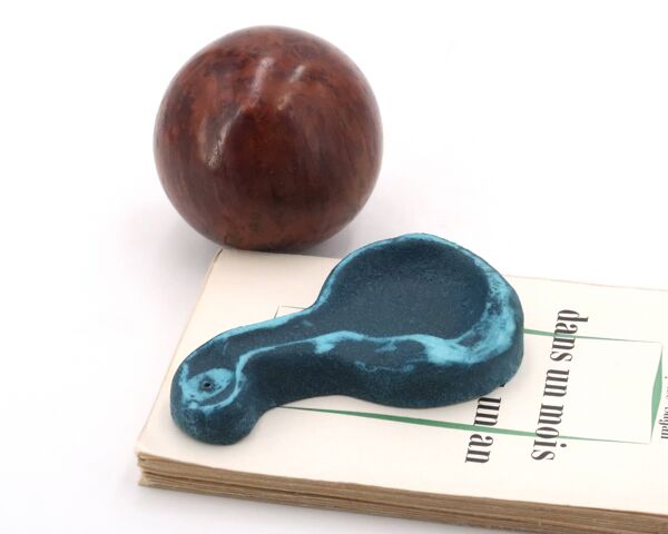 Cendrier forme libre bleu Accolay en céramique, années 60