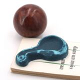 Cendrier forme libre bleu Accolay en céramique, années 60