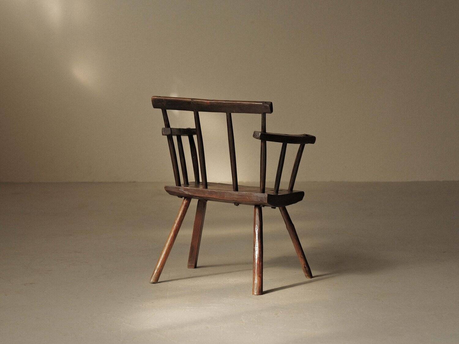Fauteuil en bois massif, art populaire, Royaume-Uni , XIXᵉ siècle