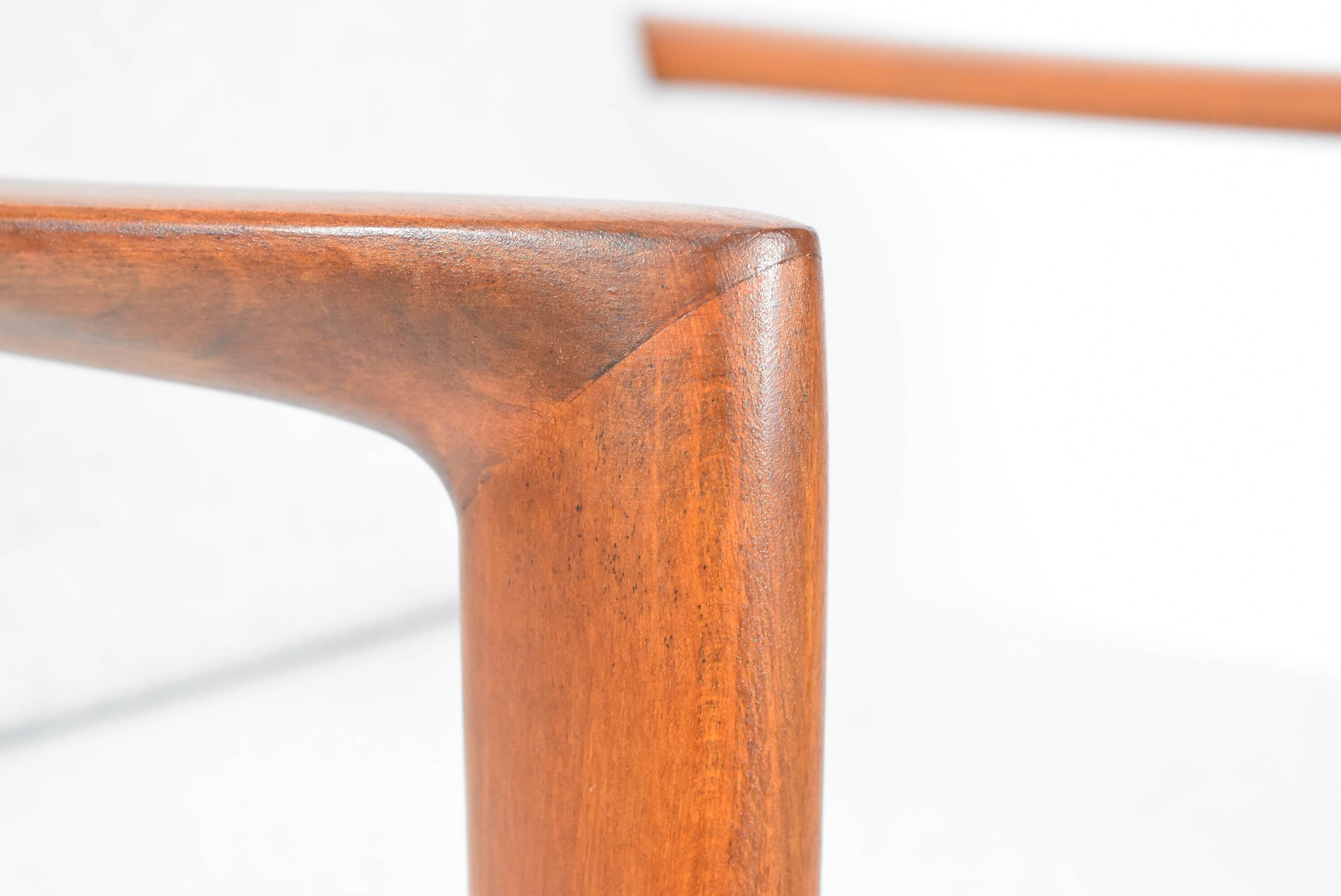 Fauteuil spectaculaire rénové, tissu gris clair, années 1960, usine de meubles Swarzedzka