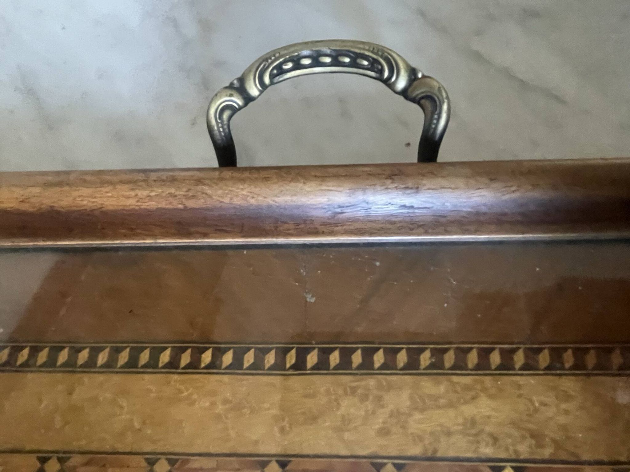 Grand plateau vintage,  marqueterie de bois sous verre