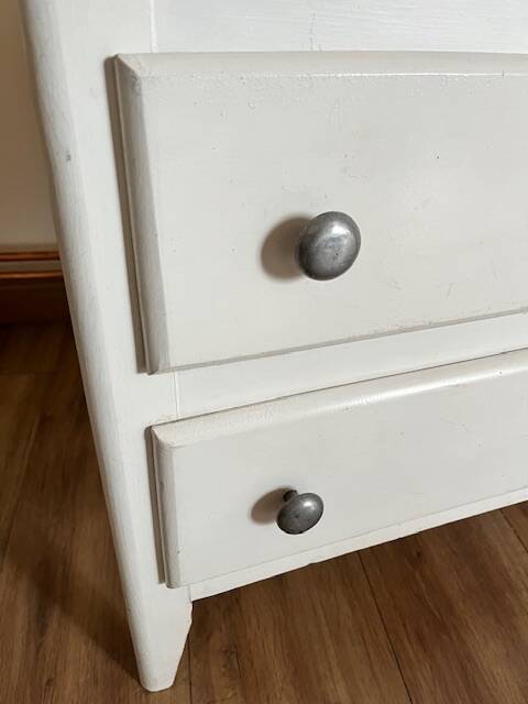White chest of drawers