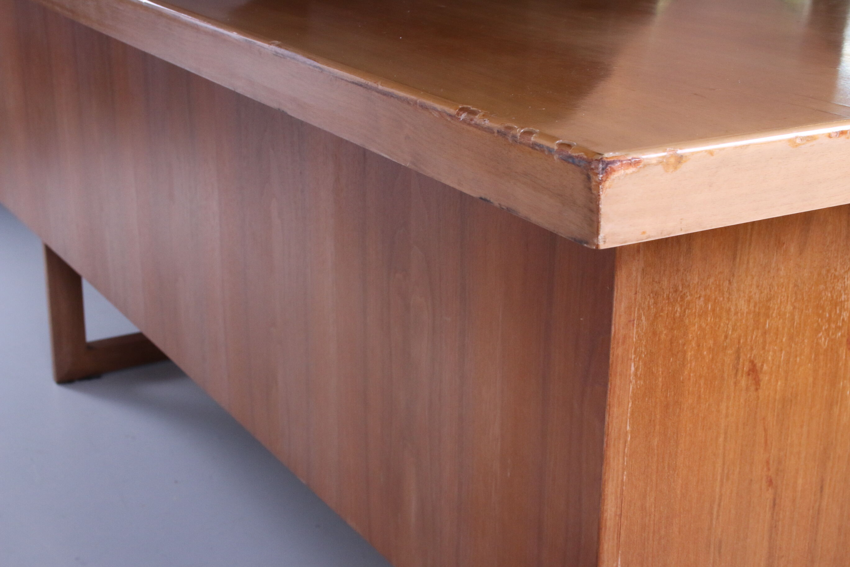Bureau en bois avec des tiroirs