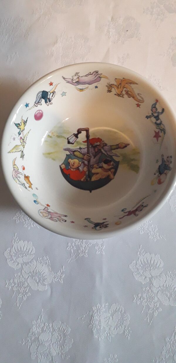 Set petit déjeuner enfant: un  mug, un  bol à corn flakes et une assiette ''Rupert Bear'' de Wedgwood