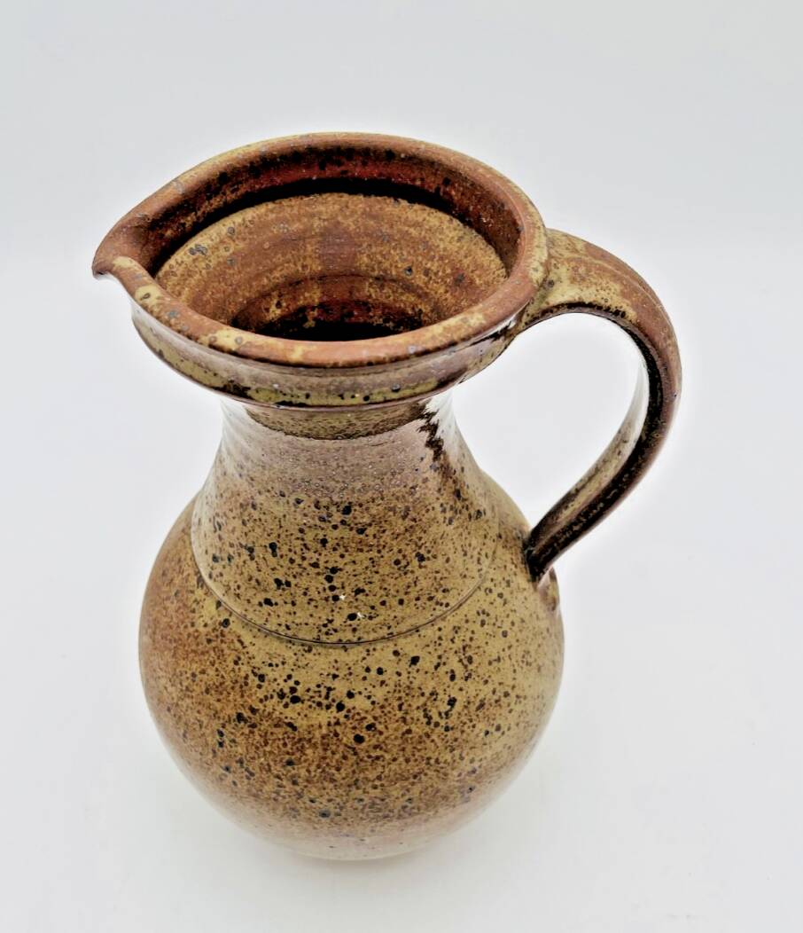 Pichet en grès marron et gris