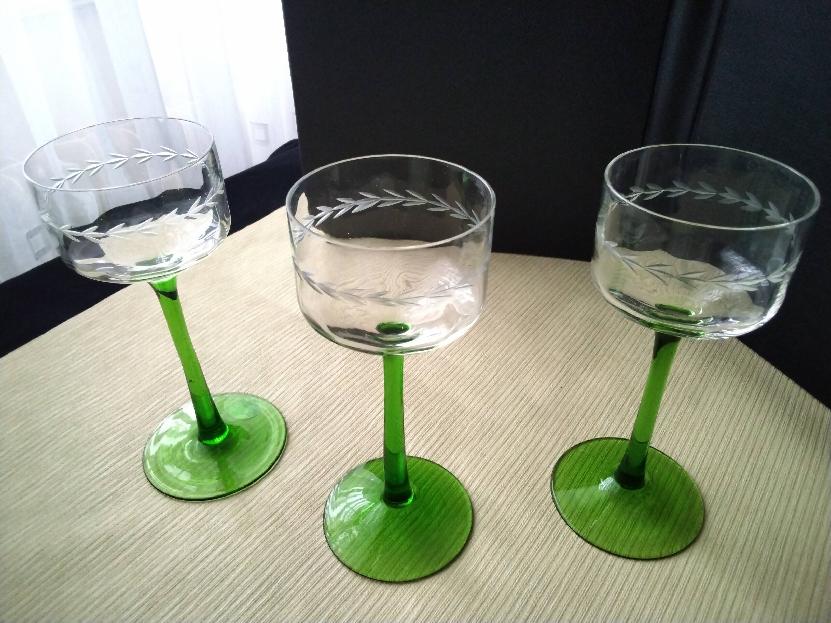 3 Grands verres à vin blanc d'Alsace  Décor meulé