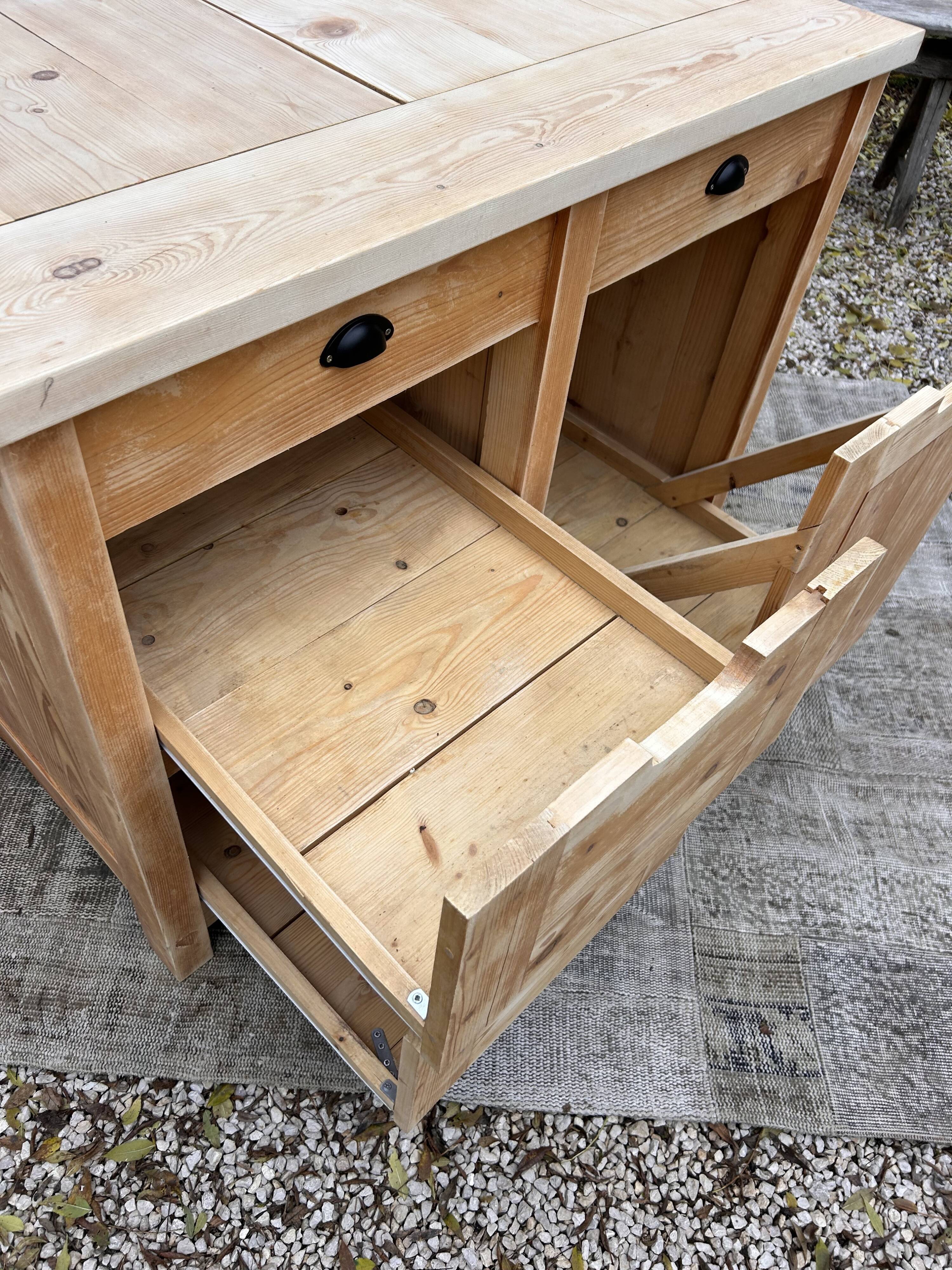 Central island / Saucepan storage unit