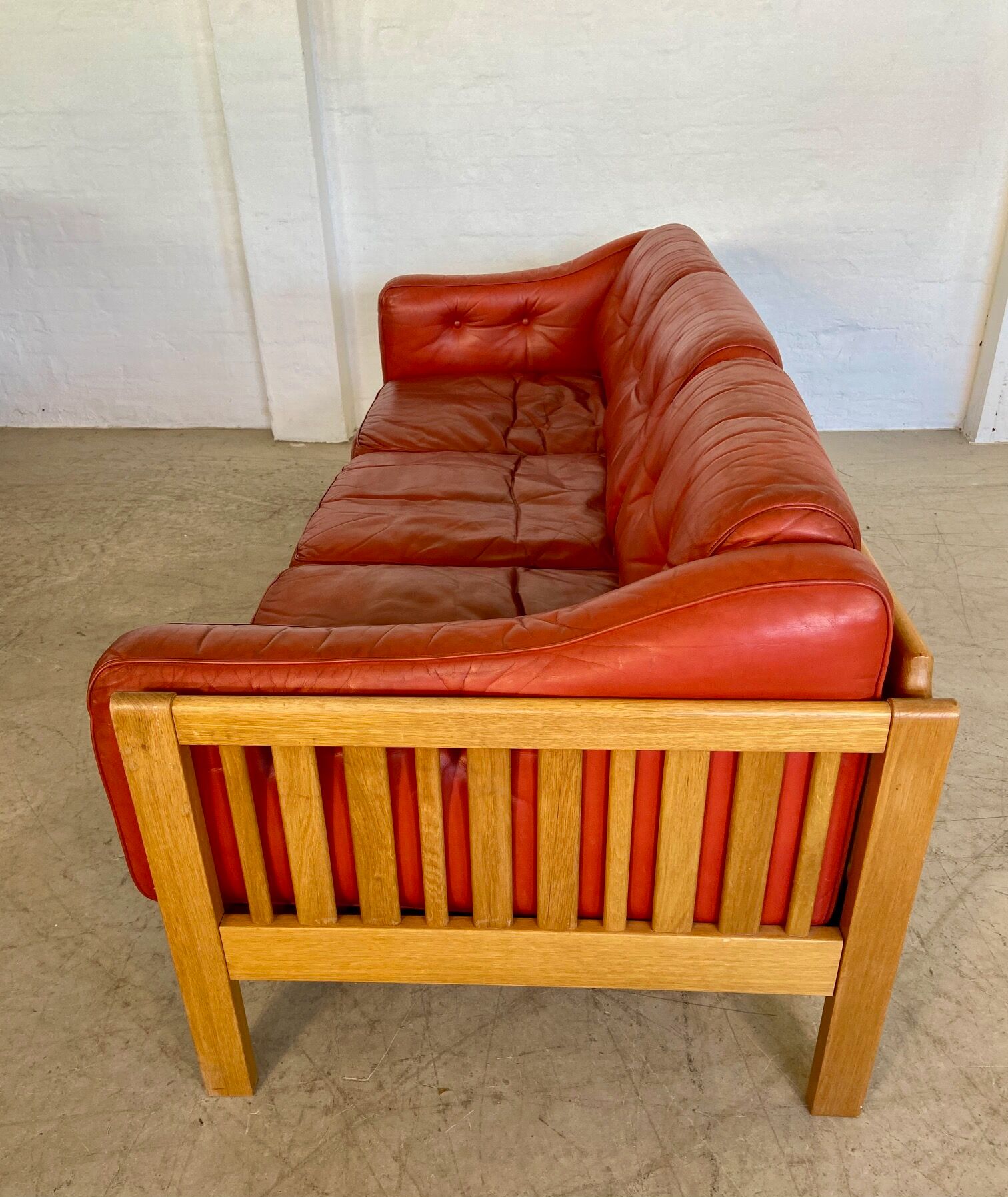 Canapé vintage suédois des années 70 en cuir cognac pour 3 personnes.