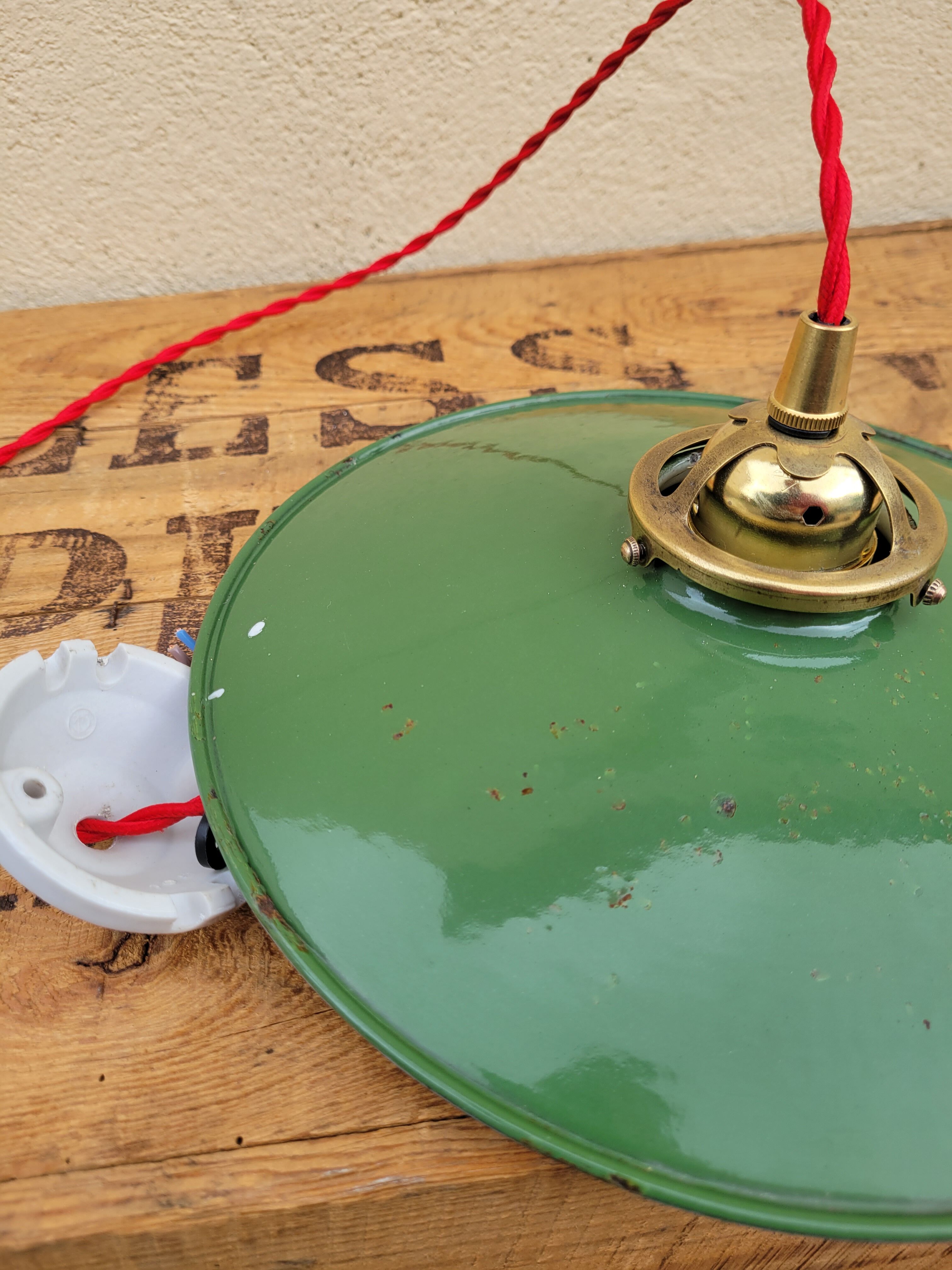 Enamelled sheet metal suspension