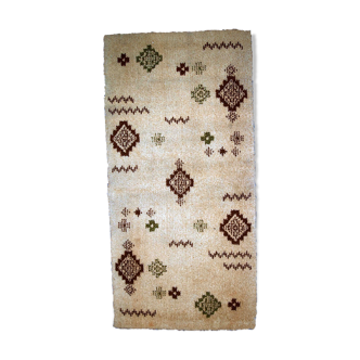 Vintage Moroccan carpet Berber rug style 2.3' x 4.7' (71cm x 145cm) 1970s, 1C758