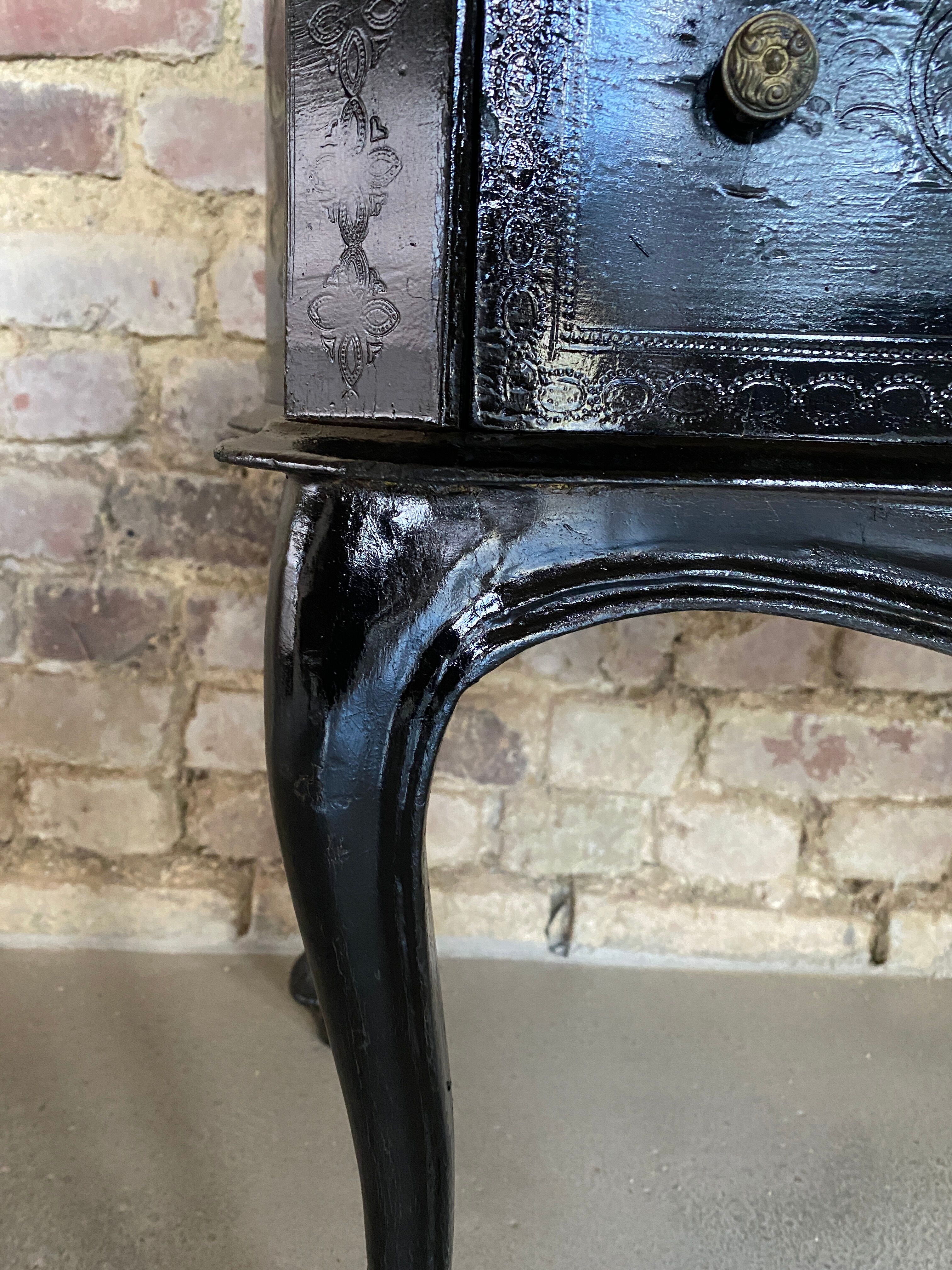 Small chest of drawers Louis XV black