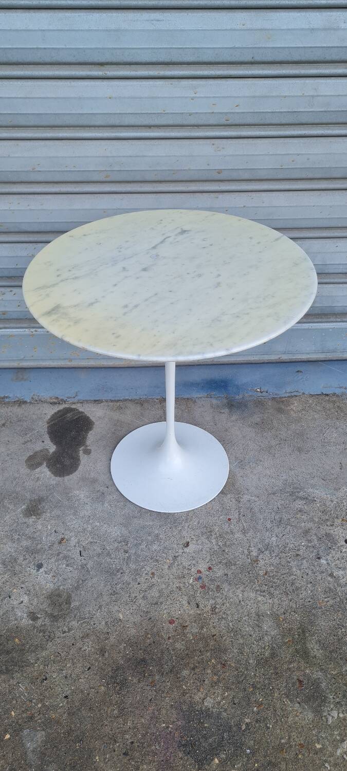 Pedestal table by Eero Saarinen Knoll edition