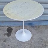 Pedestal table by Eero Saarinen Knoll edition
