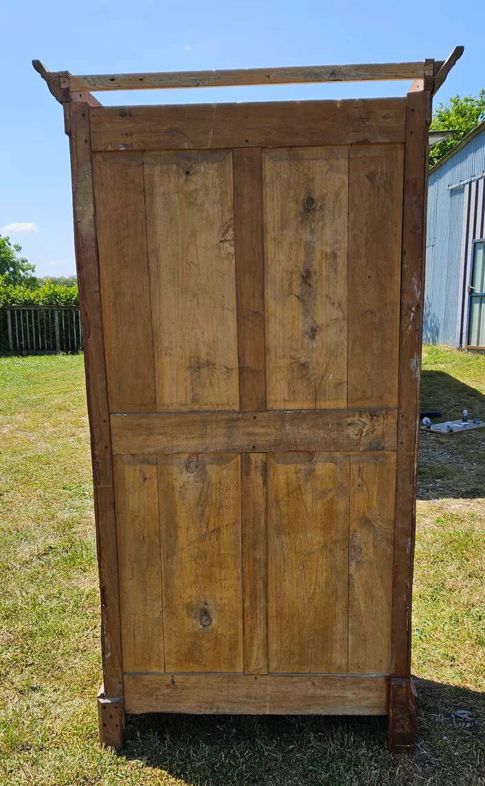 Wardrobe with one door.