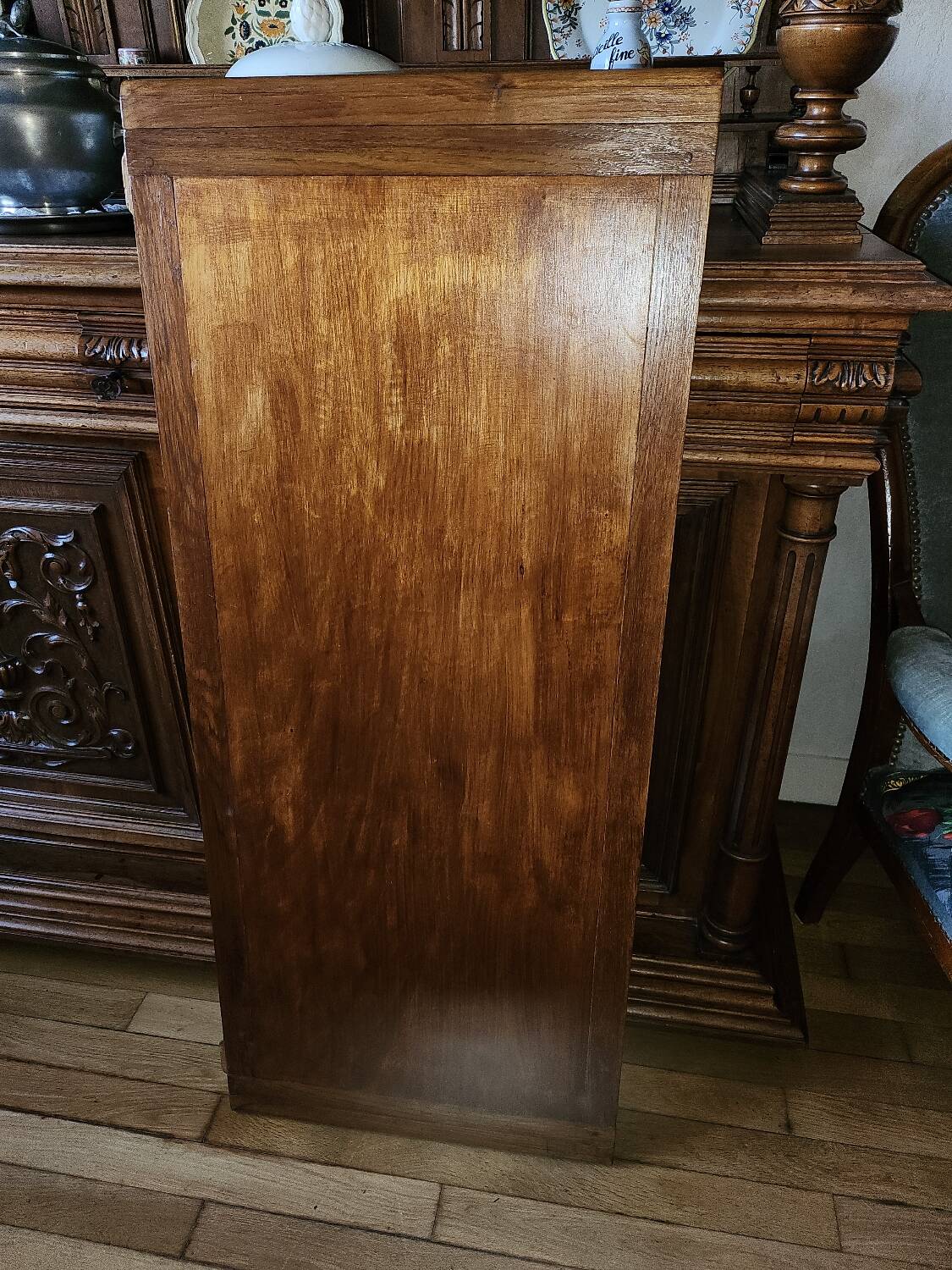 Round central leg table