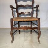 Fauteuil provençal ancien en bois sculpté avec assise en paille